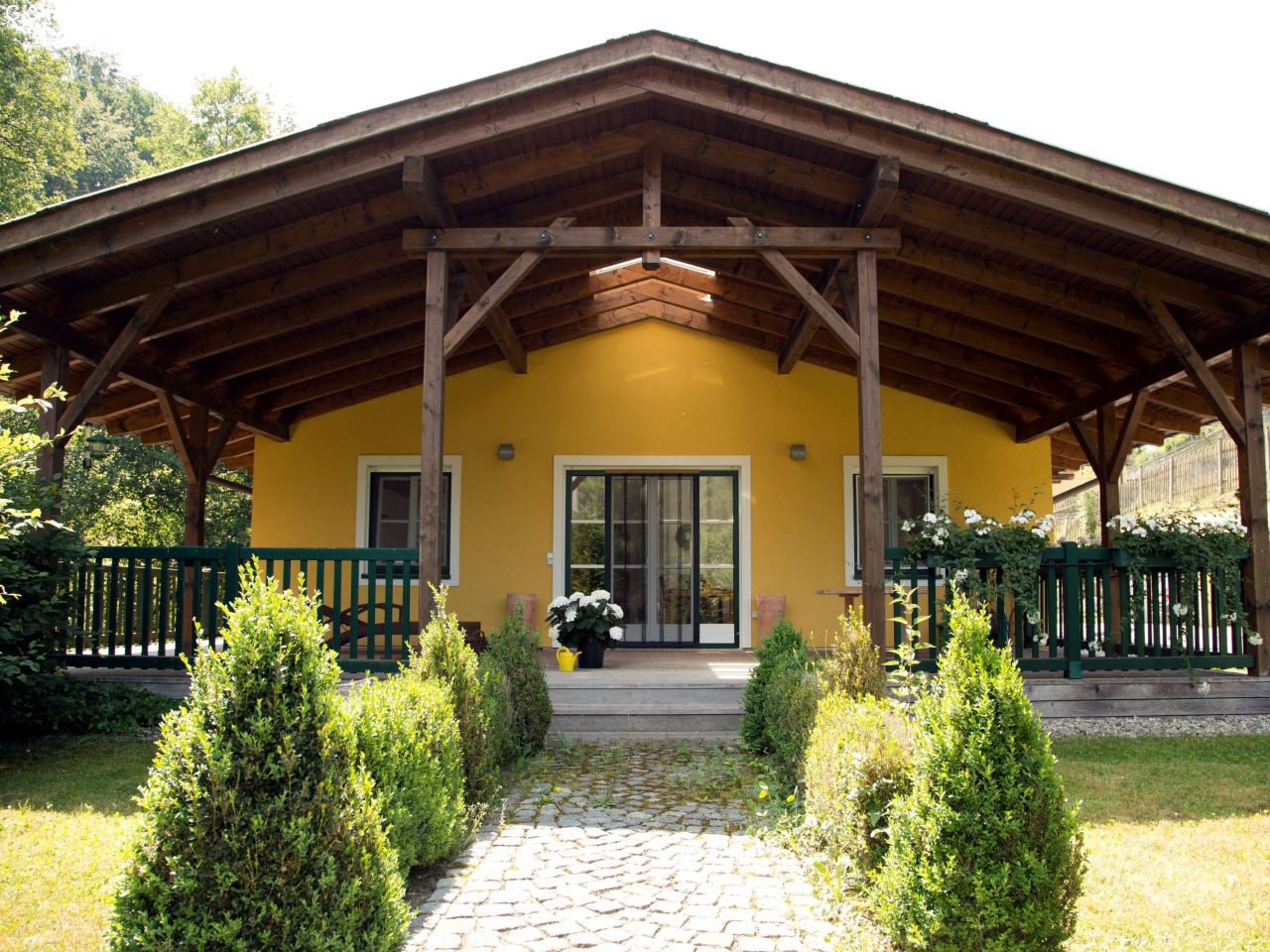 Landhaus/überdachte Terrasse der Hauptwohnung