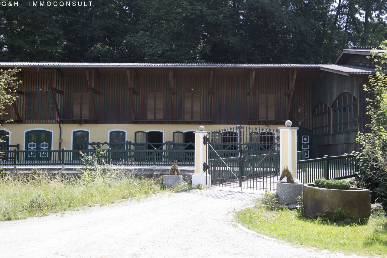 Boxengebäude/Zufahrt über Brücke