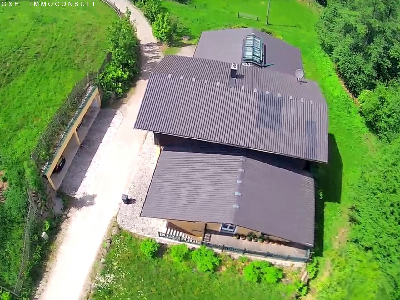 Landhaus, gegenüberliegende Garage mit anschließendem Garten