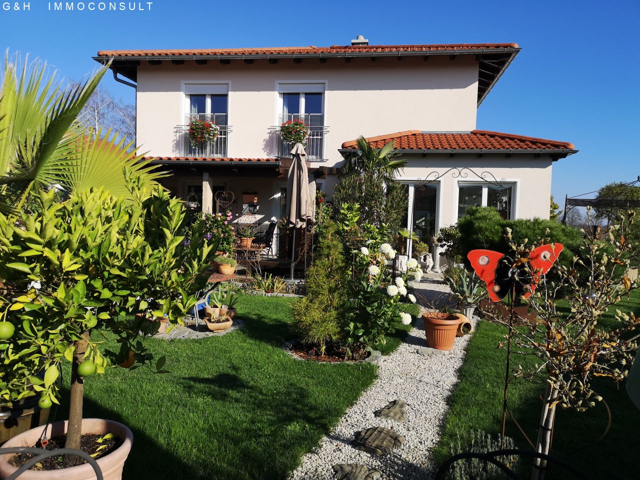 liebevoll bepflanzter Garten/überdachte Terrasse