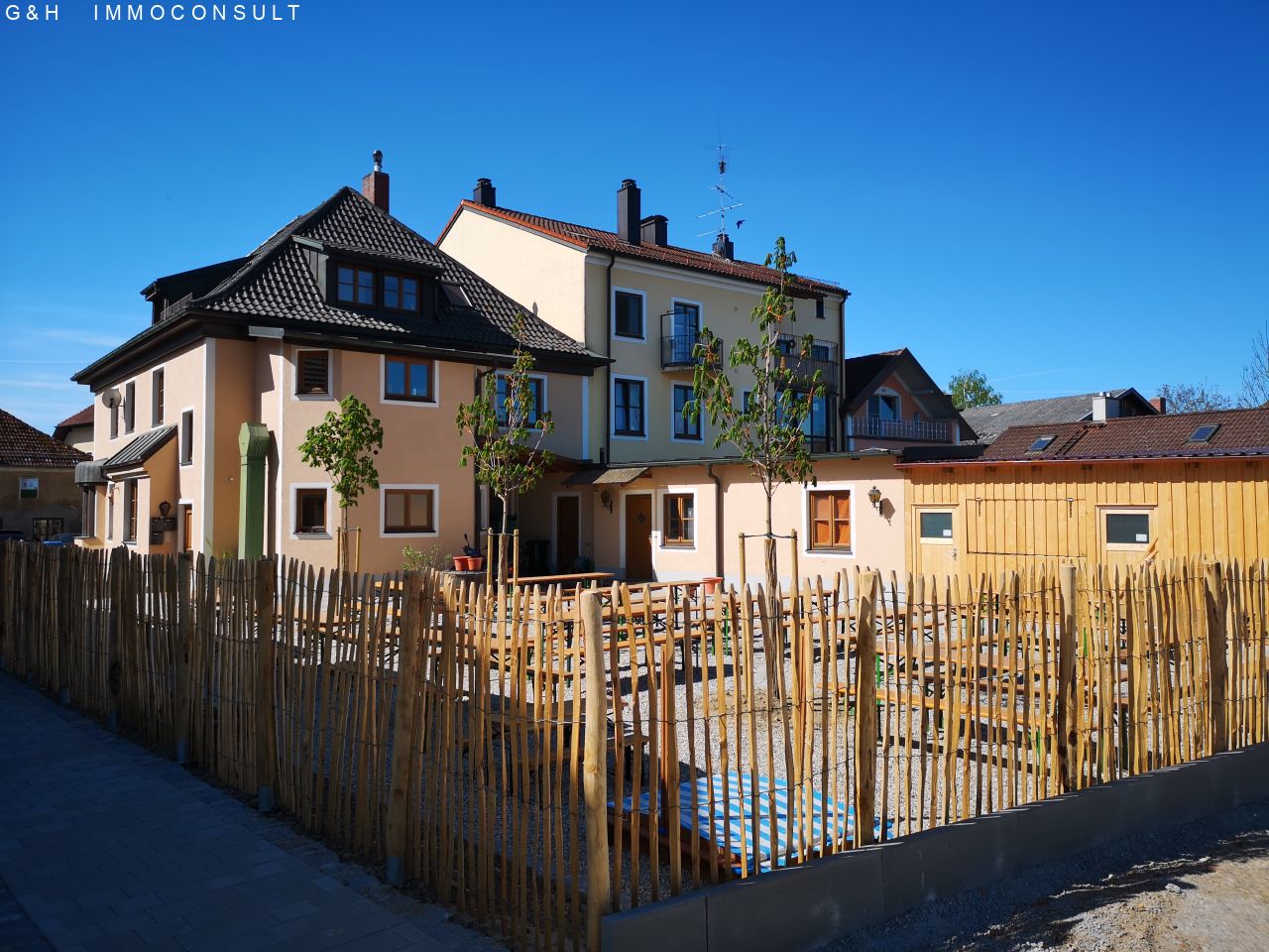gemütlicher, bepflanzter Biergarten