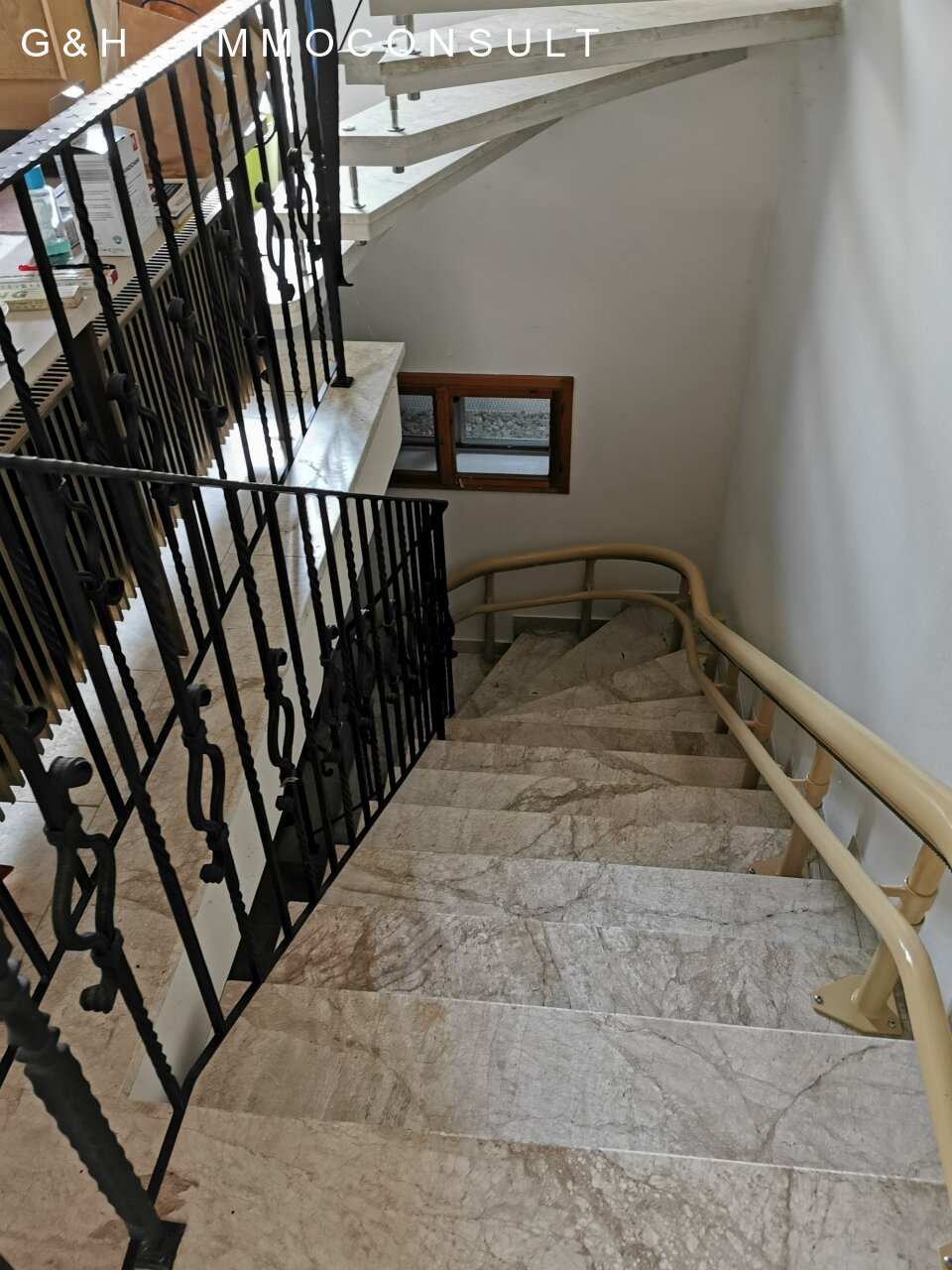Treppenabgang mit Lift/UG