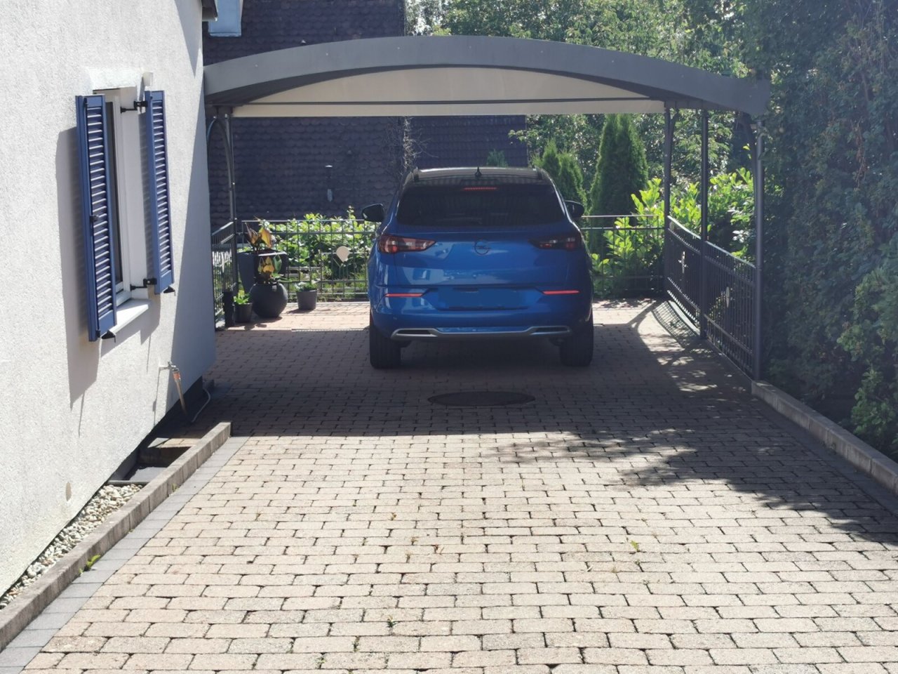 Hochwertig gebauter Carport/Stellfläche 1 Hochwertig gebauter Carport/Stellfläche 1