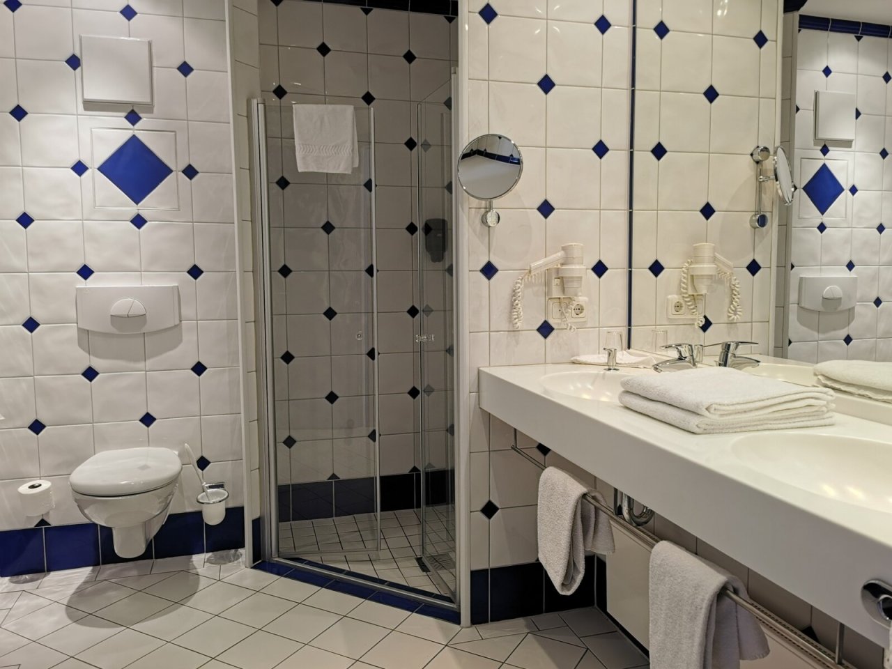 Bad mit Dusche/Doppelwaschbecken/WC Bad mit Dusche/Doppelwaschbecken/WC