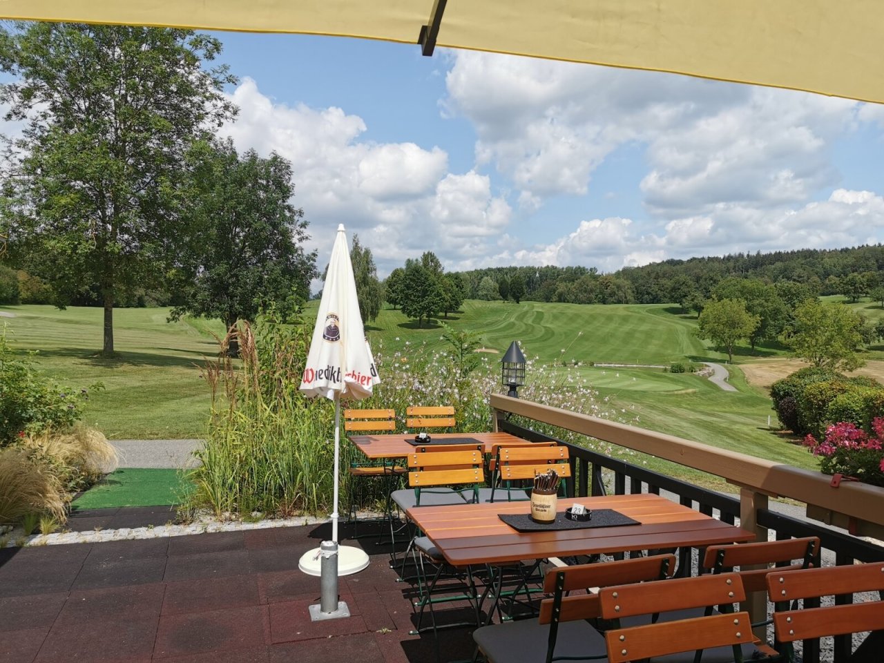 Sonnenterrasse/Blick auf Grün 18 Sonnenterrasse/Blick auf Grün 18