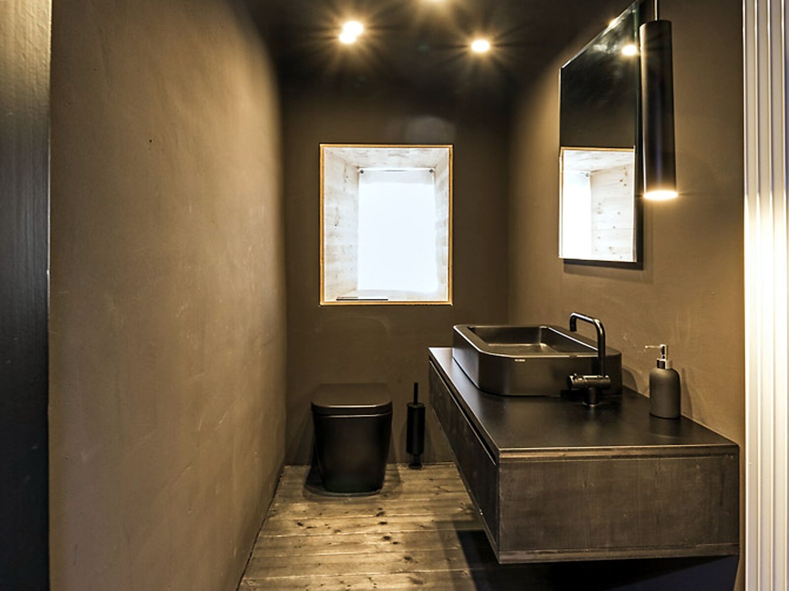 WC und Waschtisch/EG
