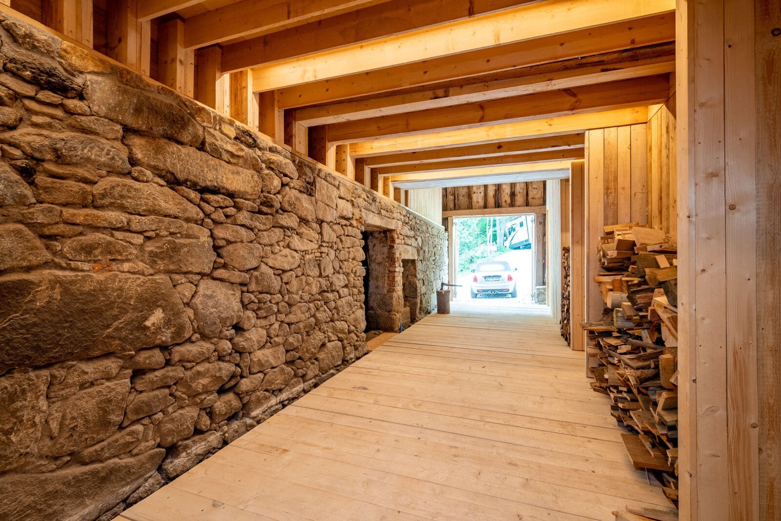 Eingangsbereich/Holzlege/Eingang Stall