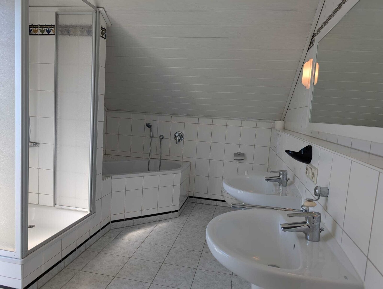 Bad/Wanne/Dusche/WC/Doppelwaschbecken