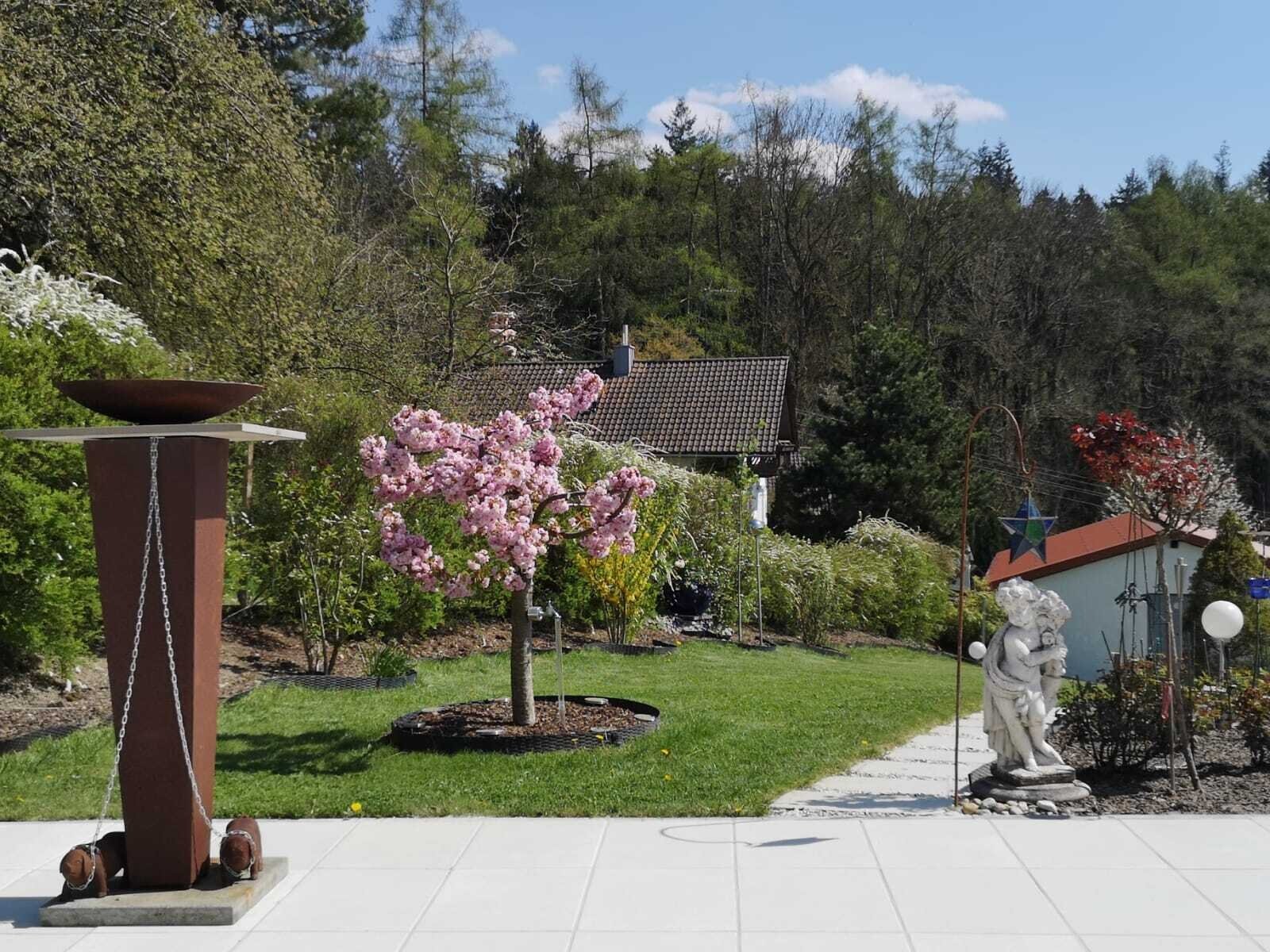 blühende Grundstücksgrenze