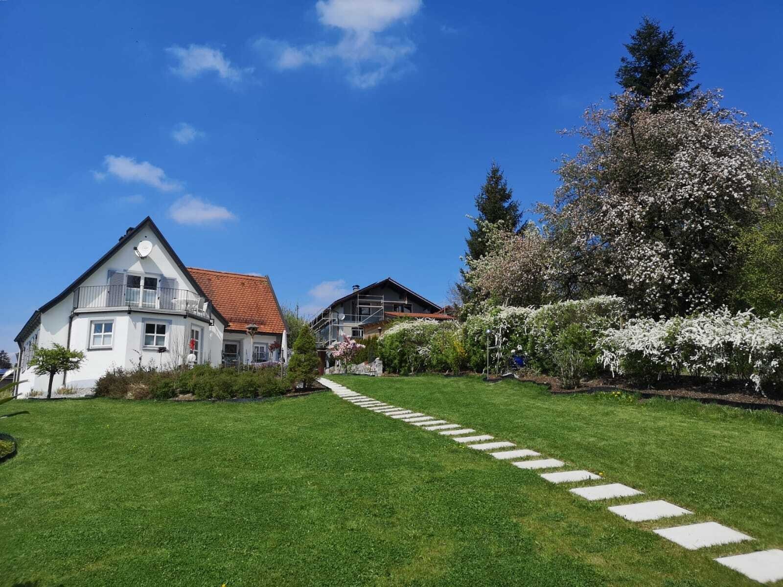 großer, pflegeleichter Gartenbereich