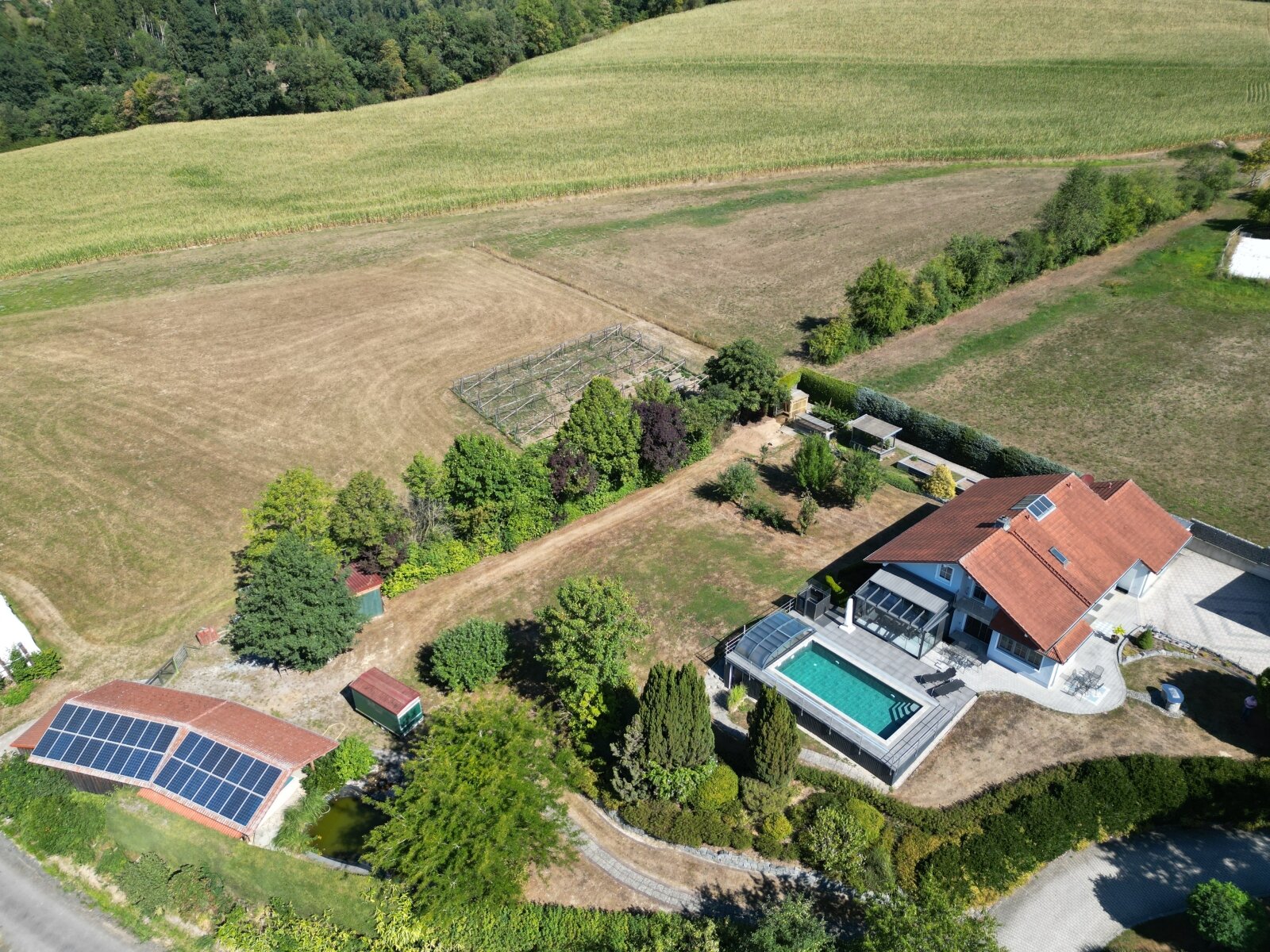 Übersicht, Halle mit PV-Anlage Übersicht, Halle mit PV-Anlage