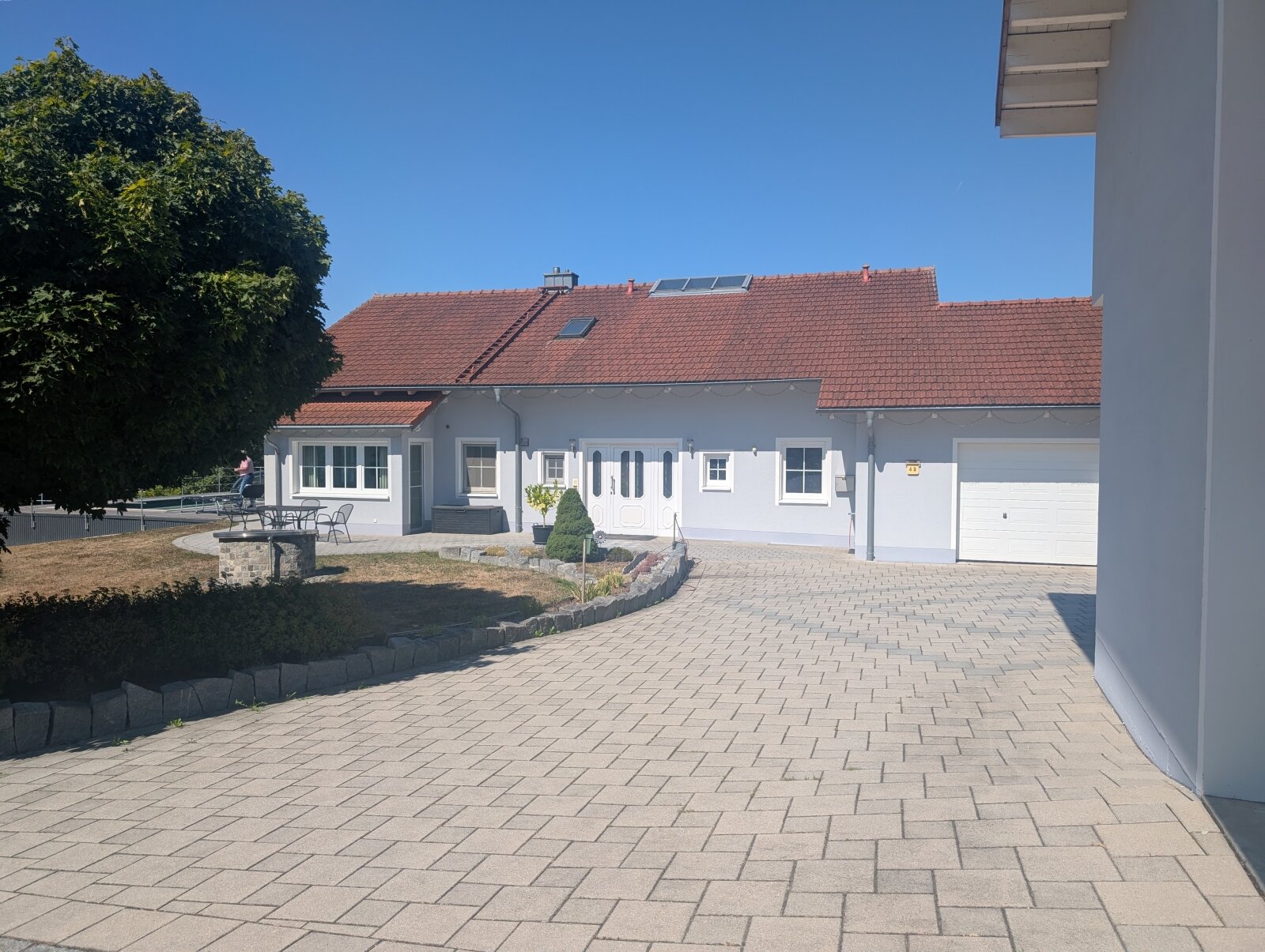 gepflasterter Vorplatz/Eingangsbereich gepflasterter Vorplatz/Eingangsbereich