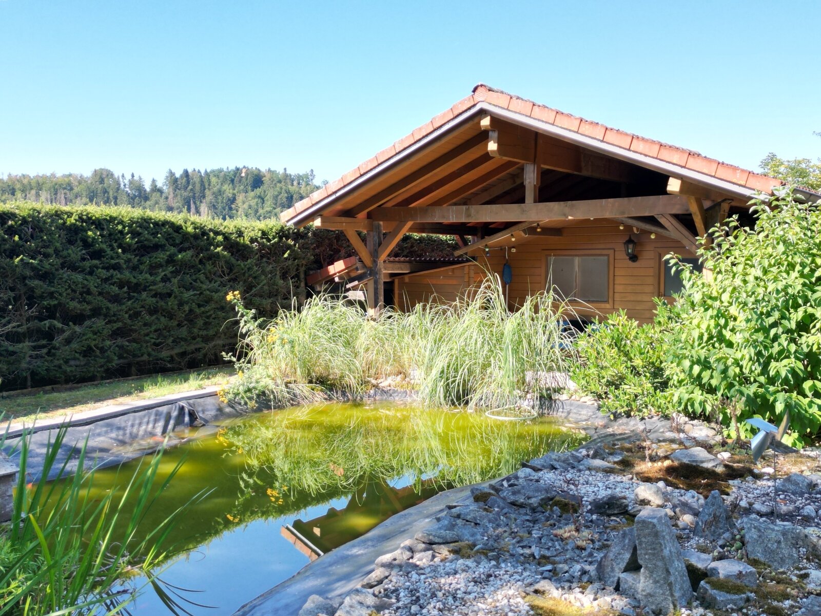 Holz-Gartenhaus mit Teich/Holzhalle Holz-Gartenhaus mit Teich/Holzhalle