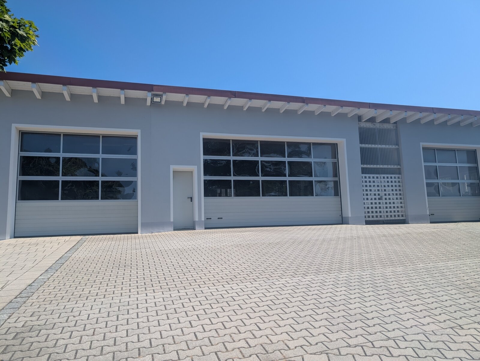 gesamte Garagenanlage mit Zwischengang gesamte Garagenanlage mit Zwischengang