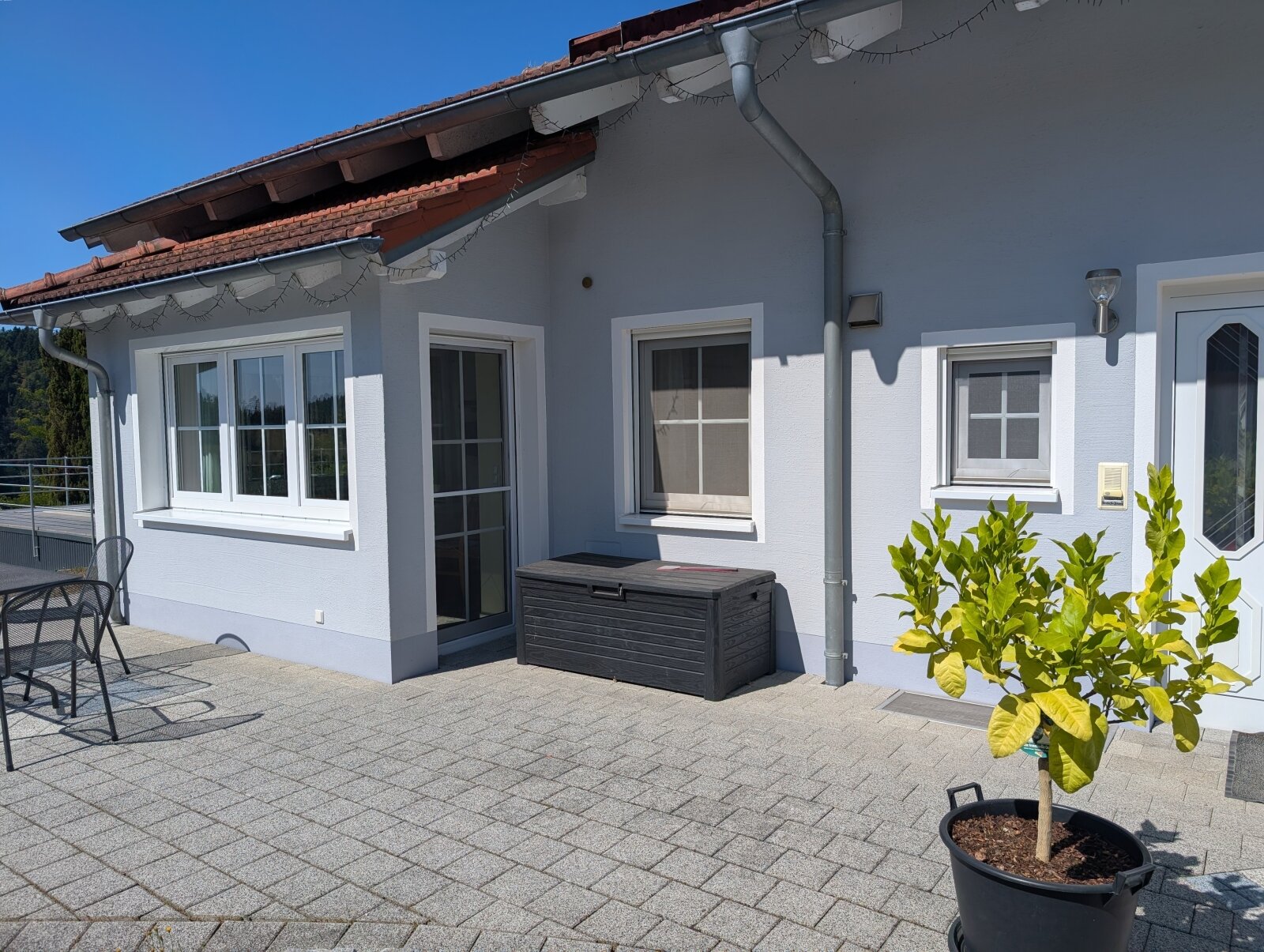 einladender Eingangsbereich/kleine Terrasse einladender Eingangsbereich/kleine Terrasse